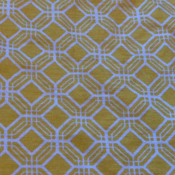 Banana Republic lightweight yellow sleeveless tee - Picture 5 of 5